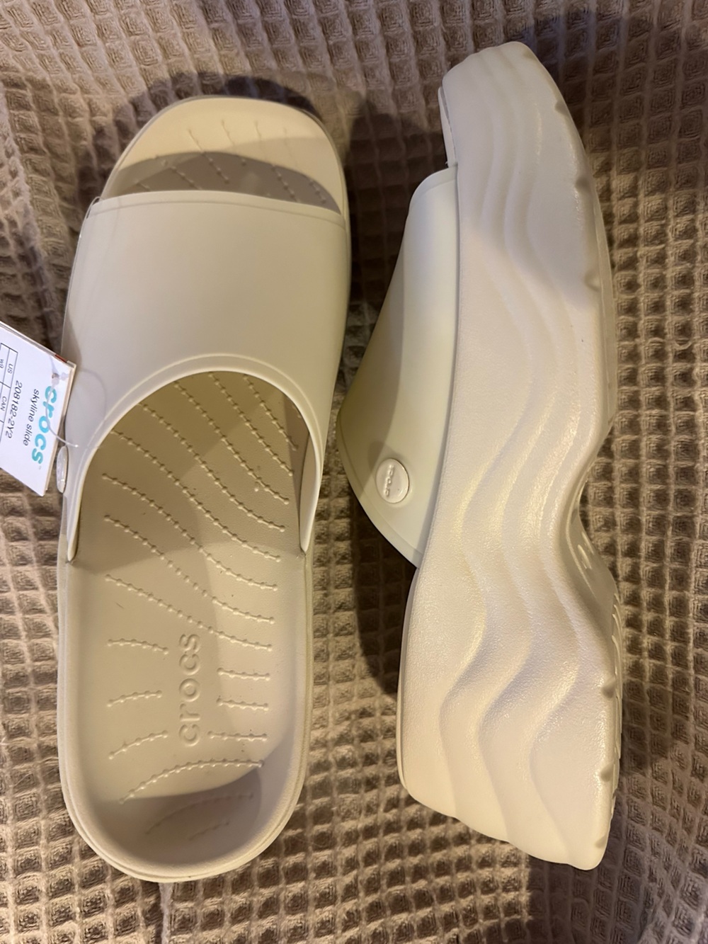 CROCS Classic Slide in Creamy White